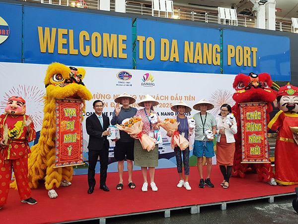 Lãnh đạo Sở Du lịch Đà Nẵng tặng quà cho những vị khách đầu tiên của du thuyền Noordam "xông đất" TP đầu năm mới 2025.