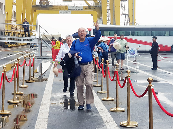 Du khách tàu Noordam ấn tượng khi đặt chân lên cảng Tiên Sa.