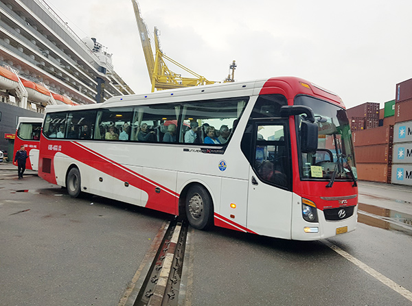 Và đoàn xe du lịch đưa du khách tàu Nordam bắt đầu chuyến tham qua, du lịch tại TP Đà Nẵng.