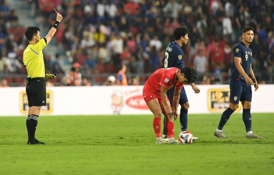 Qua hiệp 2, Thái Lan là đội vươn lên dẫn trước nhờ bàn thắng của Supachok ở phút 64. Nhưng chỉ 10 phút sau, đội chủ nhà đã phải thi đấu thiếu người khi Weerathep Pomphun bị truất quyền thi đấu khi nhận thẻ vàng thứ 2. Ảnh: VOV.