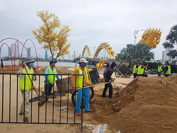 Các nhà thầu bắt đầu triển khai thi công hạng mục trang trí hoa và điện chiếu sáng phục vụ Tết Ất Tỵ 2025 tại khu vực quảng trường đuôi cầu Rồng (quận Hải Châu). 