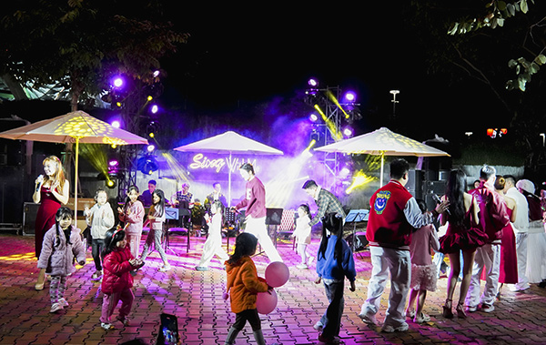 Người dân và du khách hào hứng tham gia các chương trình văn hoá, nghệ thuật dọc hai bờ sông Hàn.