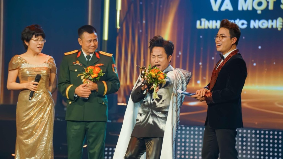 Tùng Dương được vinh danh