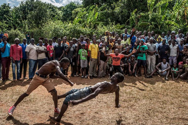 Một thiếu niên ở làng Tshifudi sử dụng musangwe tung cú đấm về phía đối thủ như một nghi lễ của người Venda ở Nam Phi.