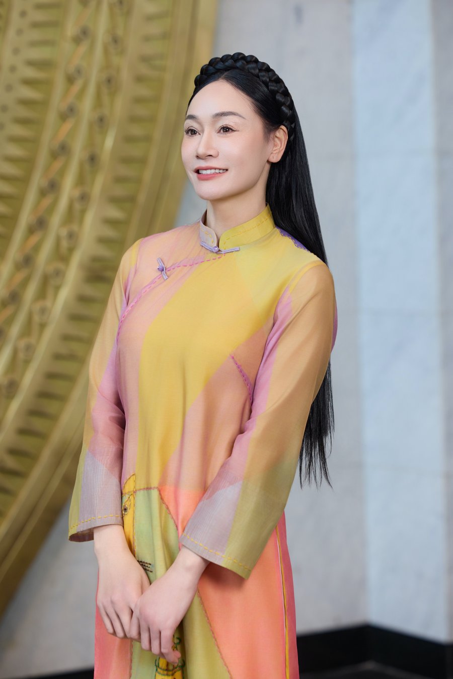 Diễn viên Quách Thu Phương trẻ trung với áo dài được ghép họa tiết từ 3 bức tranh của họa sĩ Lê Thiết Cương. 