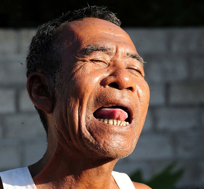 Ông Chau Phonl cùng chiếc lưỡi kỳ bí. Ông Chau Phonl cùng chiếc lưỡi kỳ bí.