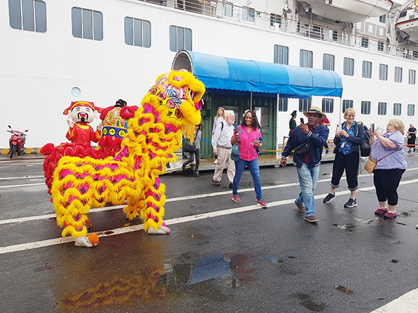 Các du khách tàu Crystal Symphony ấn tượng với sự chào đón của ngành du lịch Đà Nẵng.