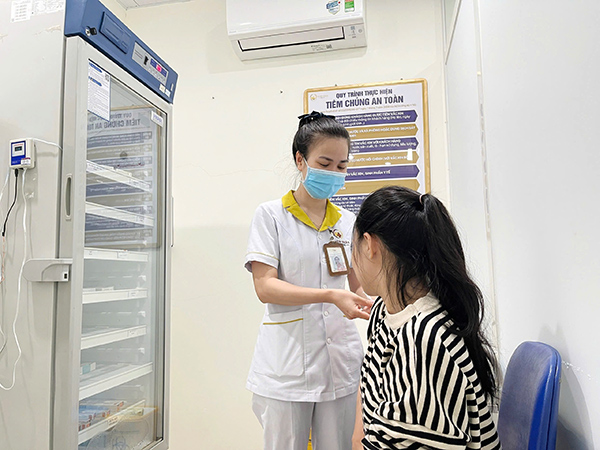 Tiêm chủng vaccine phòng bệnh cúm mùa tại Trung tâm Tiêm chủng Thiện Nhân (Đà Nẵng).