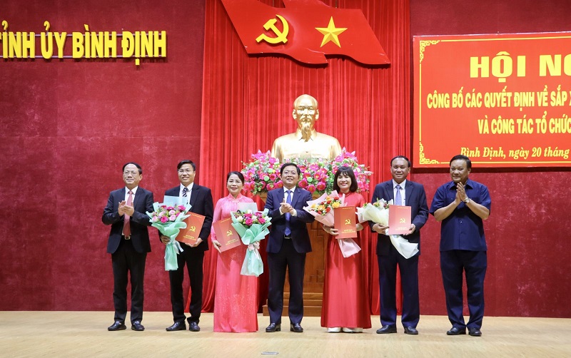 Thường trực Tỉnh ủy Bình Định trao quyết định và tặng hoa chúc mừng lãnh đạo Ban Tuyên giáo và Dân vận Tỉnh ủy.