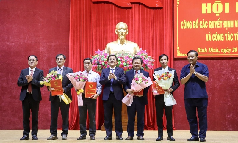 Thường trực Tỉnh ủy Bình Định trao quyết định và tặng hoa chúc mừng lãnh đạo Sở Khoa học và Công nghệ.