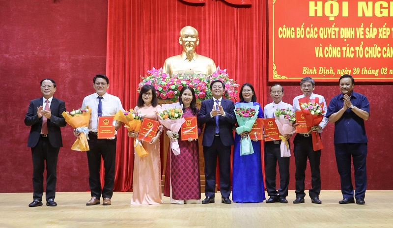 Thường trực Tỉnh ủy Bình Định trao quyết định và tặng hoa chúc mừng lãnh đạo Sở Văn hóa, Thể thao và Du lịch.