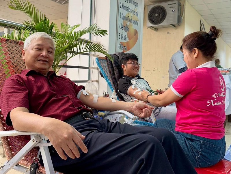 Bác sĩ Lê Quang Hùng - Giám đốc Sở Y tế Bình Định, tham gia hiến máu tình nguyện.