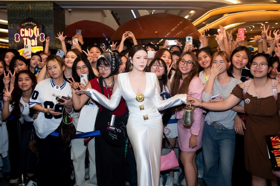 Sự kiện ra mắt bộ phim "Anh Trai Say Hi" đã diễn ra đầy sôi động tại cụm rạp CGV Landmark 81, TP.HCM. Hàng trăm người hâm mộ đã có mặt từ rất sớm, mang theo băng rôn, poster và lightstick để ủng hộ các "Anh Trai".