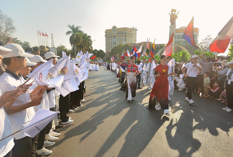 Nhiều chương trình hấp dẫn, đắc sắc thu hút người dân du khách.