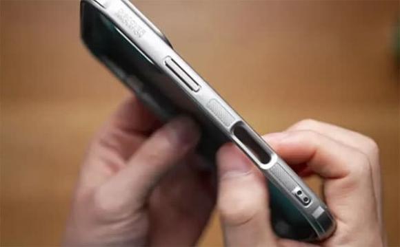 Bất kể bạn sử dụng điện thoại di động hiệu nào, bạn cũng nên cân nhắc việc dùng ốp lưng, hóa ra có rất nhiều nhược điểm