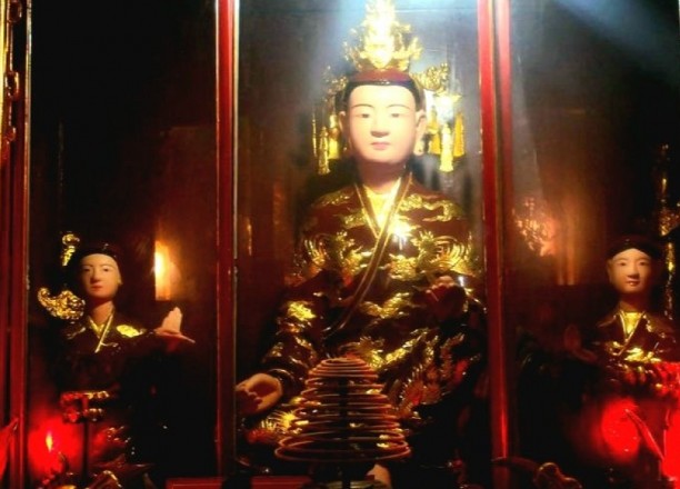 Tượng bà Phạm Thị Uyển tại đền Dục Anh