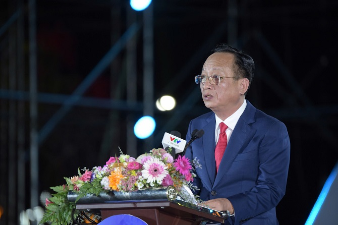 sự quan tâm, đầu tư của các cấp, các ngành để hỗ trợ cho nghề muối hướng đến đa dạng hóa sản phẩm, không chỉ là muối ăn mà còn là muối làm đẹp, muối chữa bệnh, muối phục vụ sản xuất công nghiệp… Tại buổi lễ hôm nay, chúng ta cùng nhau tôn vinh những giá trị của hạt muối, đồng thời khẳng định quyết tâm bảo tồn và phát triển nghề làm muối truyền thống, đưa muối Bạc Liêu nói riêng và muối cả nước nói chung được vươn xa hơn nữa”, Chủ tịch tỉnh Bạc Liêu nhấn mạnh.