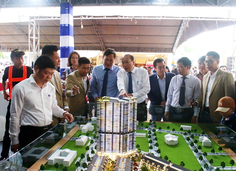 Chủ tịch UBND tỉnh Đắk Lắk Phạm Ngọc Nghị cùng các đại biểu tham quan mô hình dự án EcoPark Đắk Lắk – Toà nhà cao nhất Tây Nguyênchuẩn bị khởi công tại Buôn Ma Thuột.