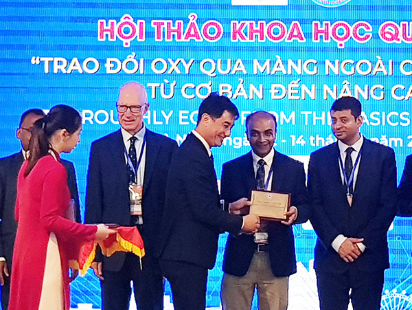 TS.BS Lê Đức Nhân trao tặng chứng nhận cho các bác sĩ, chuyên gia của BV Mayo Clinic (Florida, Hoa Kỳ) đã đóng góp tích cực cho việc phát triển công nghệ ECMO tại BV Đà Nẵng.