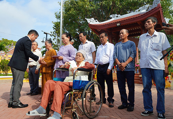 Lãnh đạo trường Đại học Đông A trao các suất hỗ trợ cho gia đình thân nhân các liệt sĩ Gạc Ma tại Đà Nẵng.