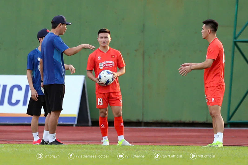 HLV Kim Sang-sik sắp phải đưa ra những điều chỉnh về nhân sự. Ảnh: VFF.