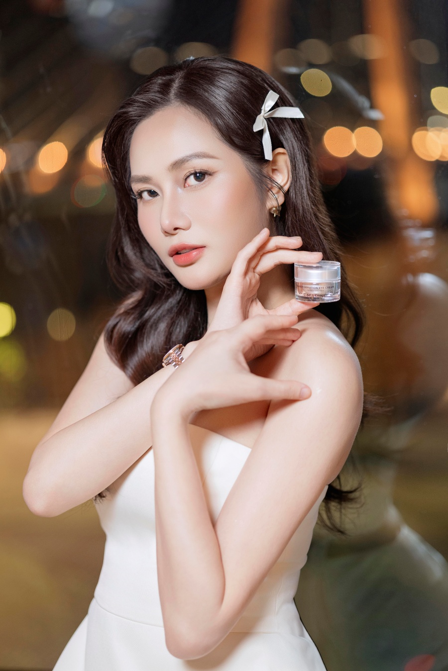 Theo chia sẻ của người đẹp gốc Hải Phòng, để có một cơ thể khoẻ mạnh và một vóc dáng thon gọn, ngoài thói quen tập thể dục đều đặn, chế độ ăn uống hợp lý và đầy đủ dưỡng chất thì có thứ không thể thiếu ở thời đại hiện nay đó chính là việc chọn lựa những phương pháp làm đẹp tiên tiến để duy trì và cải thiện nhan sắc.