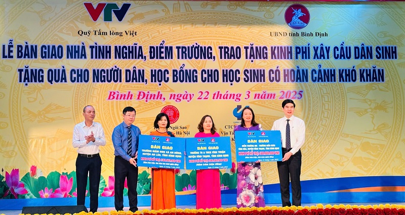 Lãnh đạo VTV, Quỹ Tấm lòng Việt và UBND tỉnh Bình Định trao các chương trình an sinh cho đại diện các đơn vị thụ hưởng. 