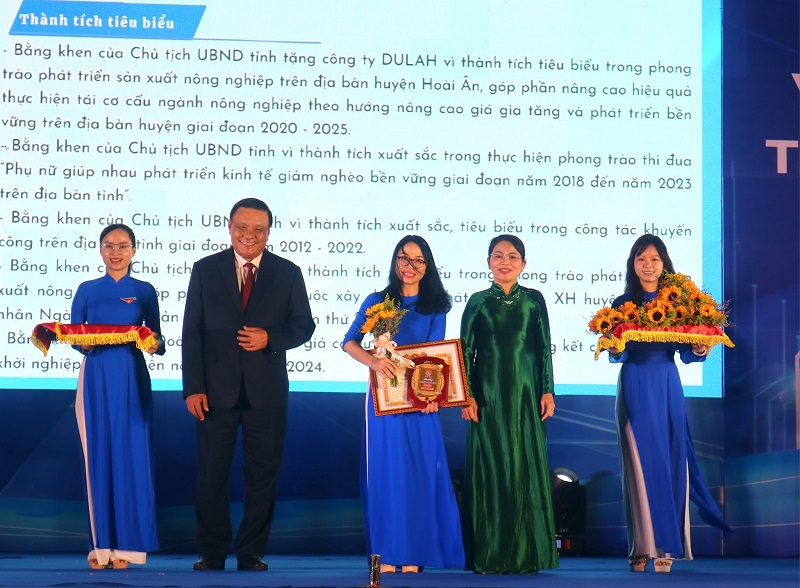 Ông Lê Kim Toàn - Phó Bí thư Thường trực Tỉnh ủy Bình Định và bà Nguyễn Thị Phong Vũ - Trưởng ban Ban Tuyên giáo và Dân vận Tỉnh ủy Bình Định trao giải thưởng Ngô Mây cho chị Đặng Thị Cẩm Lai - Giám đốc Công ty TNHH Dulah