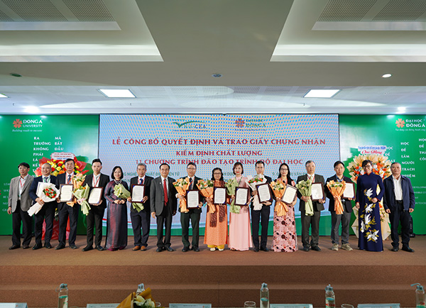 Công bố quyết định và trao chứng nhận kiểm định chất lượng giáo dục cho thêm 11 ngành đào tạo của ĐH Đông Á.