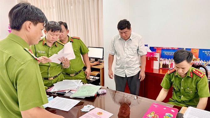 bị can Nguyễn Bảo Sinh, với vai trò Phó Chủ tịch UBND TP Long Xuyên