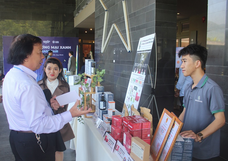 Các chuyên gia tư vấn thêm về sản phẩm cho các bạn trẻ khởi nghiệp.