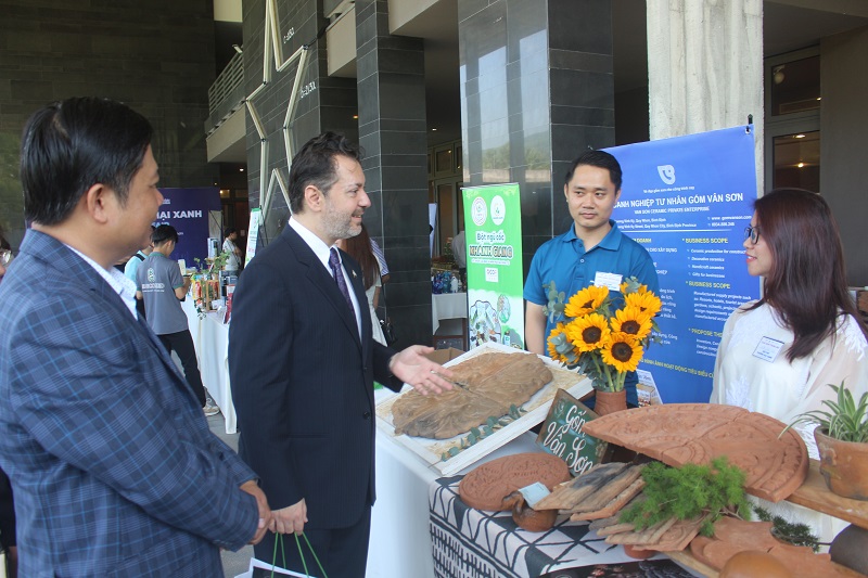 thưa ông Marri Kohdayar - Đại sứ đặc mệnh toàn quyền Pakistan tại Việt Nam, tham quan các sản phẩm khởi nghiệp của tỉnh Bình Định.