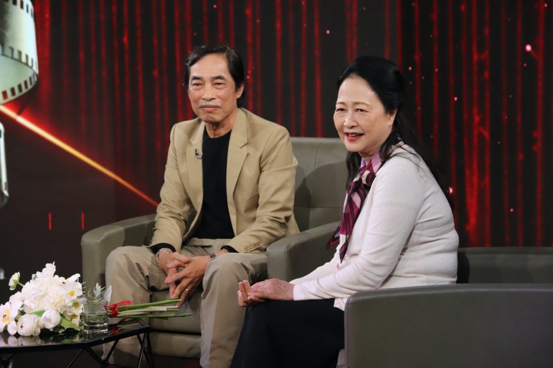 NSND Như Quỳnh và Nghệ sĩ Viết Liên xem lại những thước phim ấn tượng trong “Ngày lễ thánh”