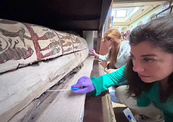 Các nhà khoa học cẩn thận chiết xuất mùi từ không gian bên trong các quan tài chứa xác ướp Ai Cập - Ảnh: BẢO TÀNG AI CẬP