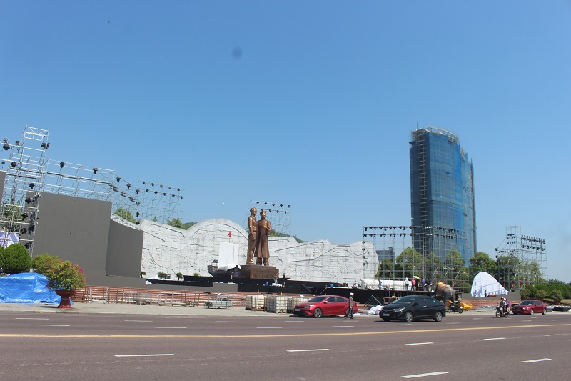 Khu vực trước Tượng đài Nguyễn Sinh Sắc - Nguyễn Tất Thành, sân khấu chính của Lễ kỷ niệm 50 năm Ngày giải phóng tỉnh Bình Định và chương trình nghệ thuật sử thi diễn ra vào tối ngày 30/3.