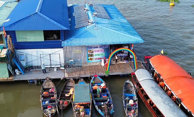 điểm dừng chân Khởi My vẫn ngang nhiên hoạt động kinh doanh, dù đang trong thời gian bị đình chỉ