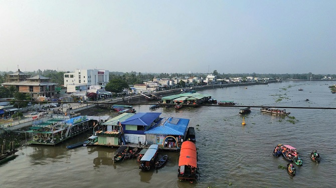 Chợ nổi Cái Răng nằm trên sông Cần Thơ, cách bến Ninh Kiều khoảng 6 km, được đông đảo du khách trong nước và quốc tế quan tâm khi đến Cần Thơ.
