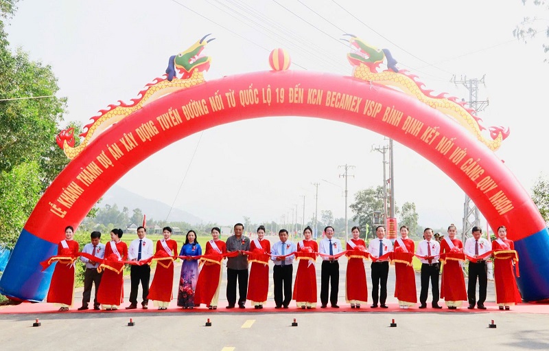 Phó Thủ tướng Chính phủ Nguyễn Chí Dũng (thứ 10 từ trái sang) cùng các đồng chí lãnh đạo tỉnh thực hiện nghi thức cắt băng khánh thành Tuyến đường nối từ Quốc lộ 19 đến Khu Công nghiệp Becamex Vsip Bình Định kết nối với Cảng Quy Nhơn