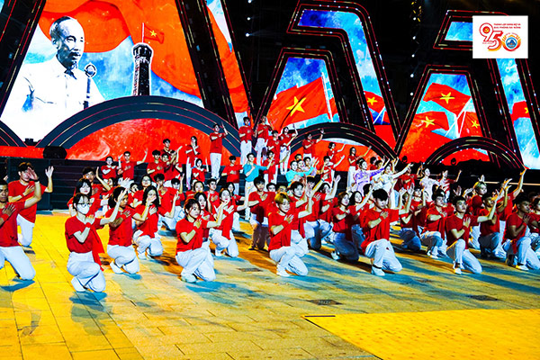 Buổi tổng duyệt hai chương trình nghệ thuật chào mừng 50 năm ngày giải phóng Đà Nẵng diễn ra tối 27/3.