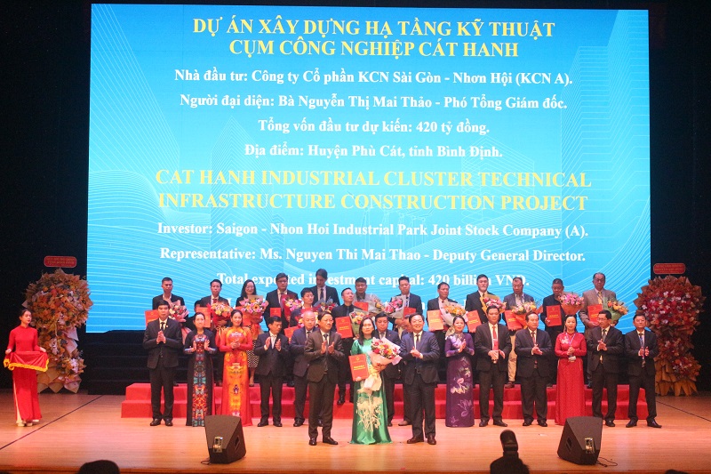 Phó Thủ tướng chứng kiến lễ trao chứng nhận đầu tư cho các doanh nghiệp.