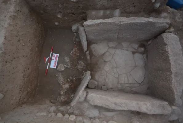 Tám vật hiến tế người được tìm thấy ở lối vào ngôi mộ này, nơi lưu giữ hài cốt của hai đứa trẻ 12 tuổi từ Lưỡng Hà cổ đại.