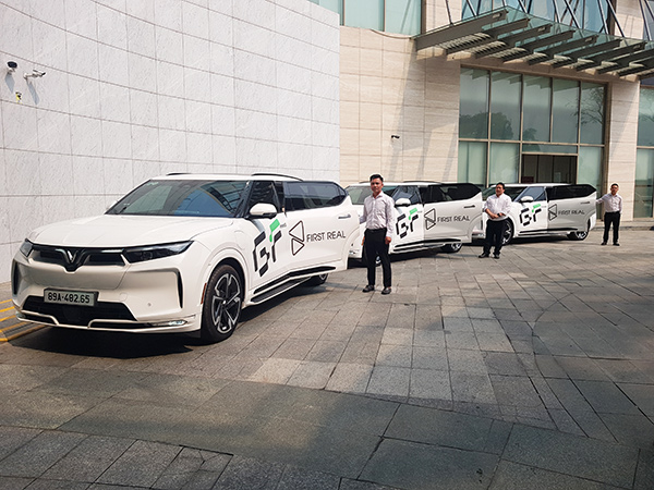 Xe ô tô điện VINFAST sẽ được First Real sử dụng đê phát triển du lịch xanh tại Đà Nẵng.