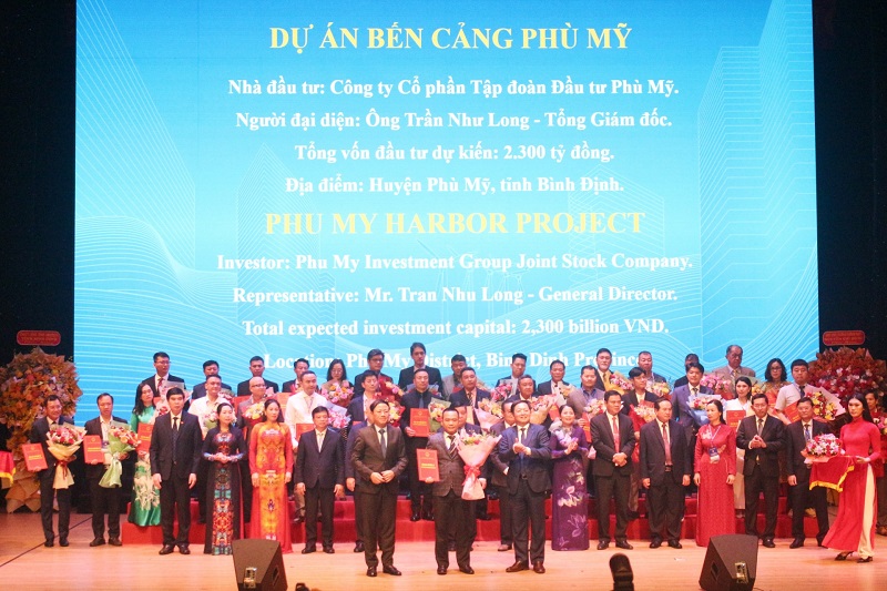 Trao chứng nhận đầu tư cho dự án bến cảng Phù Mỹ.