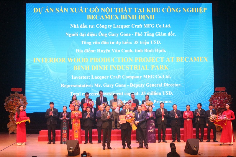 Trao chứng nhận đầu tư cho nhà đầu tư nước ngoài.