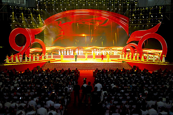 Chương trình nghệ thuật “Đà Nẵng hào hùng - vươn mình vào kỷ nguyên mới” diễn ra hoành tráng.