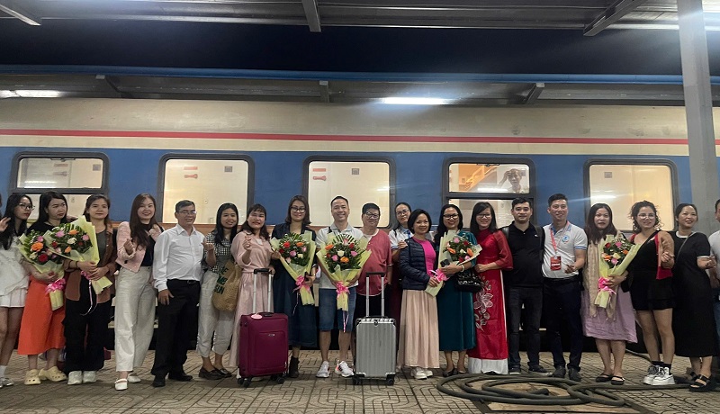 Sở VHTT&DL tỉnh Bình Định chào mừng du khách tại ga Diêu Trì.