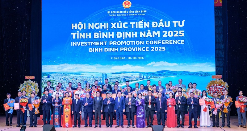 Phó Thủ tướng Chính phủ Nguyễn Chí Dũng chúc mừng Bình Định và các nhà đầu tư.