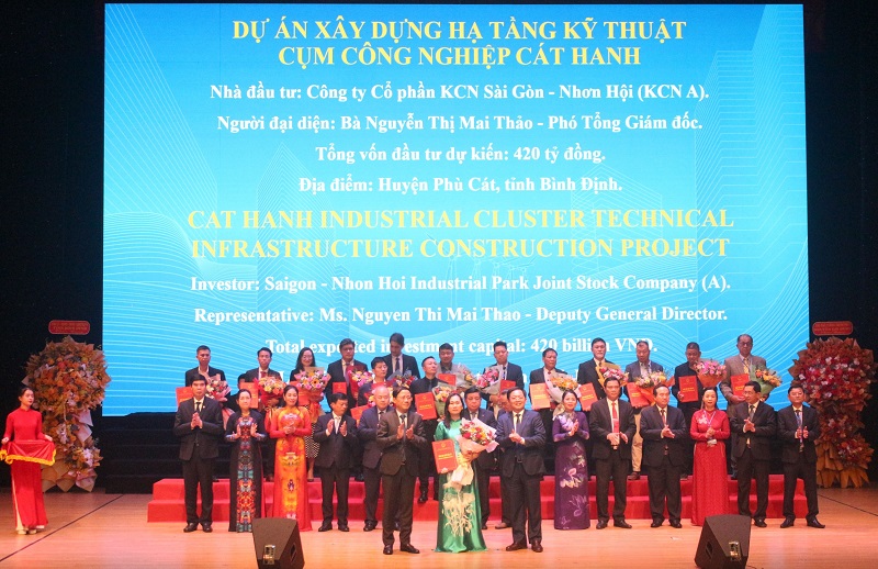 Bà Nguyễn Thị Mai Thảo - Phó Tổng giám đốc Công ty cổ phần KCN Sài Gòn – Nhơn Hội, bản ghi nhớ hợp tác giữa SNP và UBND tỉnh Bình Định với dự án xây dựng hạ tầng kỹ thuật Cụm công nghiệp Cát Hanh (huyện Phù Cát) với tổng vốn đăng ký 420 tỷ đồng.
