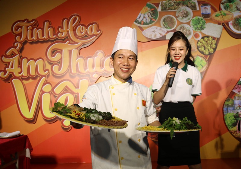 Đầu bếp Lê Hoài Vũ trình bày món ăn tại chương trình quảng diễn ẩm thực.
