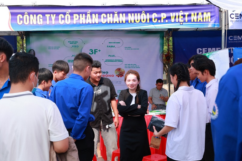 học sinh, sinh viên QCET đã tương tác, kết nối, tìm hiểu thông tin việc làm, nhu cầu tuyển dụng của các doanh nghiệp. 